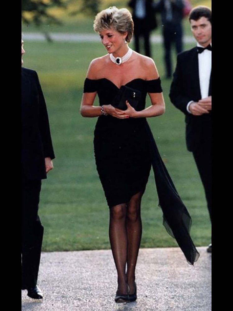 "Đầm b&aacute;o th&ugrave;" của C&ocirc;ng nương Diana được t&aacute;i hiện tr&ecirc;n phim, nhưng người mặc lại g&acirc;y thất vọng tr&agrave;n trề - Ảnh 5.