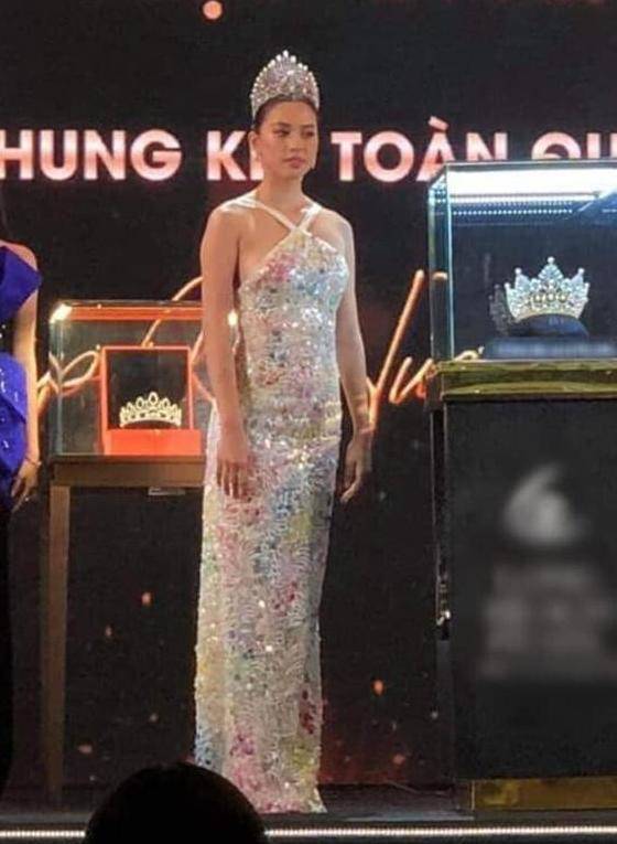 Loạt khoảnh khắc Hoa hậu Tiểu Vy bị chụp lén, nhan sắc đời thường so với ảnh photoshop quá bất ngờ - Ảnh 8.