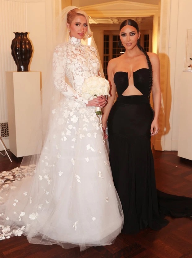 Khoảnh khắc cực hiếm trong đám cưới Paris Hilton: “Cô hầu” Kim Kardashian tươi cười nâng váy giúp cô dâu - Ảnh 2.