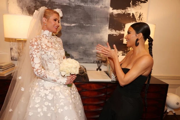 Khoảnh khắc cực hiếm trong đám cưới Paris Hilton: “Cô hầu” Kim Kardashian tươi cười nâng váy giúp cô dâu - Ảnh 4.