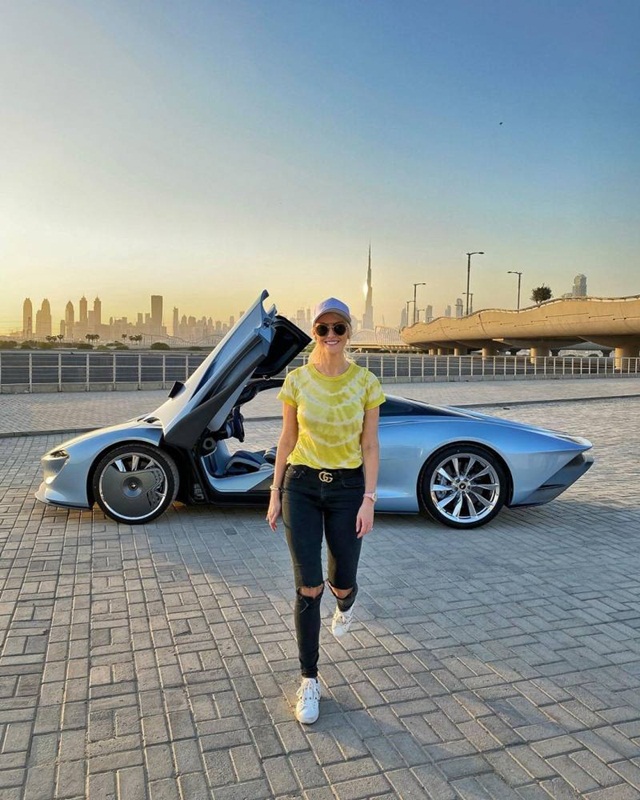 Cách kiếm và tiêu tiền của nữ triệu phú Dubai chuyên lái thử xe độc trên thế giới - Ảnh 2.