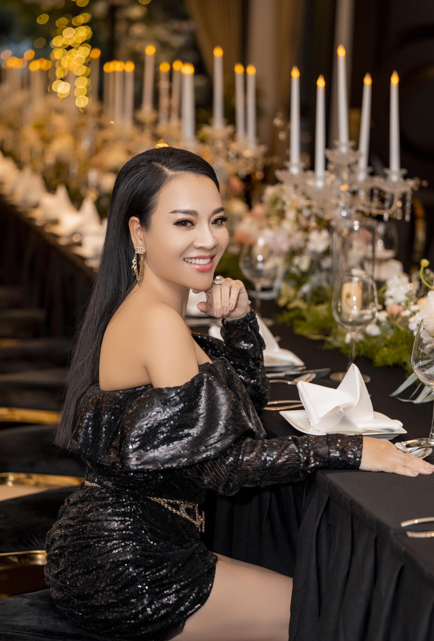 Tiệc sinh nhật sang trọng của nữ doanh nhân Hà Nội: Quà tặng là Bentley chục tỷ, khách mời toàn tên tuổi đình đám - Ảnh 4.