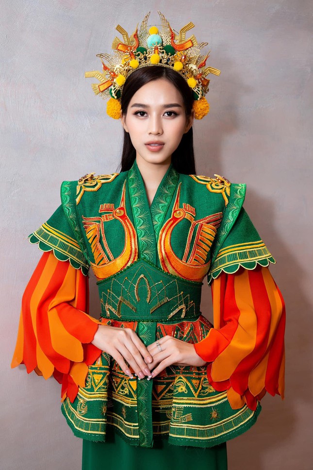 Đỗ Thị Hà khoe thần thái đỉnh cao khi thử trang phục Bà Triệu cho Dances of the world - Ảnh 3.