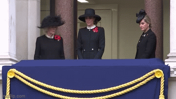 Công nương Kate thay Nữ hoàng đứng vị trí trung tâm lễ tưởng niệm nhưng vẫn có cách ứng xử đầy tinh tế với mẹ chồng  - Ảnh 4.