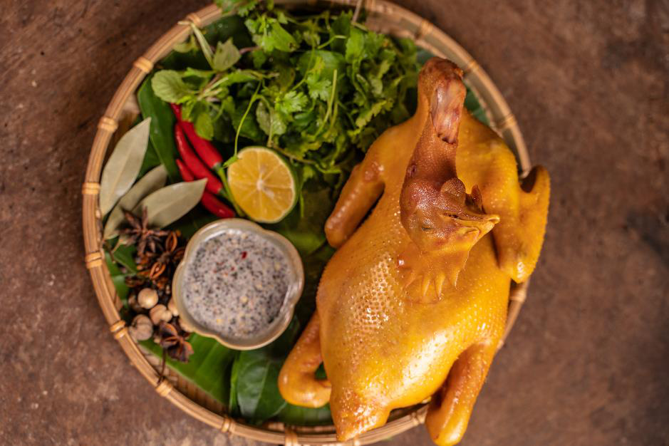 Gà ủ muối Bếp Quán - Hương vị gây xôn xao trên nhiều cộng đồng ẩm thực - Ảnh 1. Gà ủ muối Bếp Quán - Hương vị gây xôn xao trên nhiều cộng đồng ẩm thực - Ảnh 1.