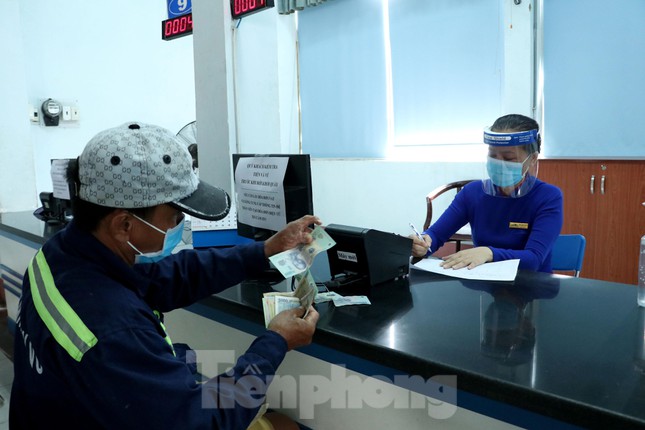 Ngày đầu bán vé tàu Tết: Mua thôi chứ không biết có về được không! - Ảnh 2.