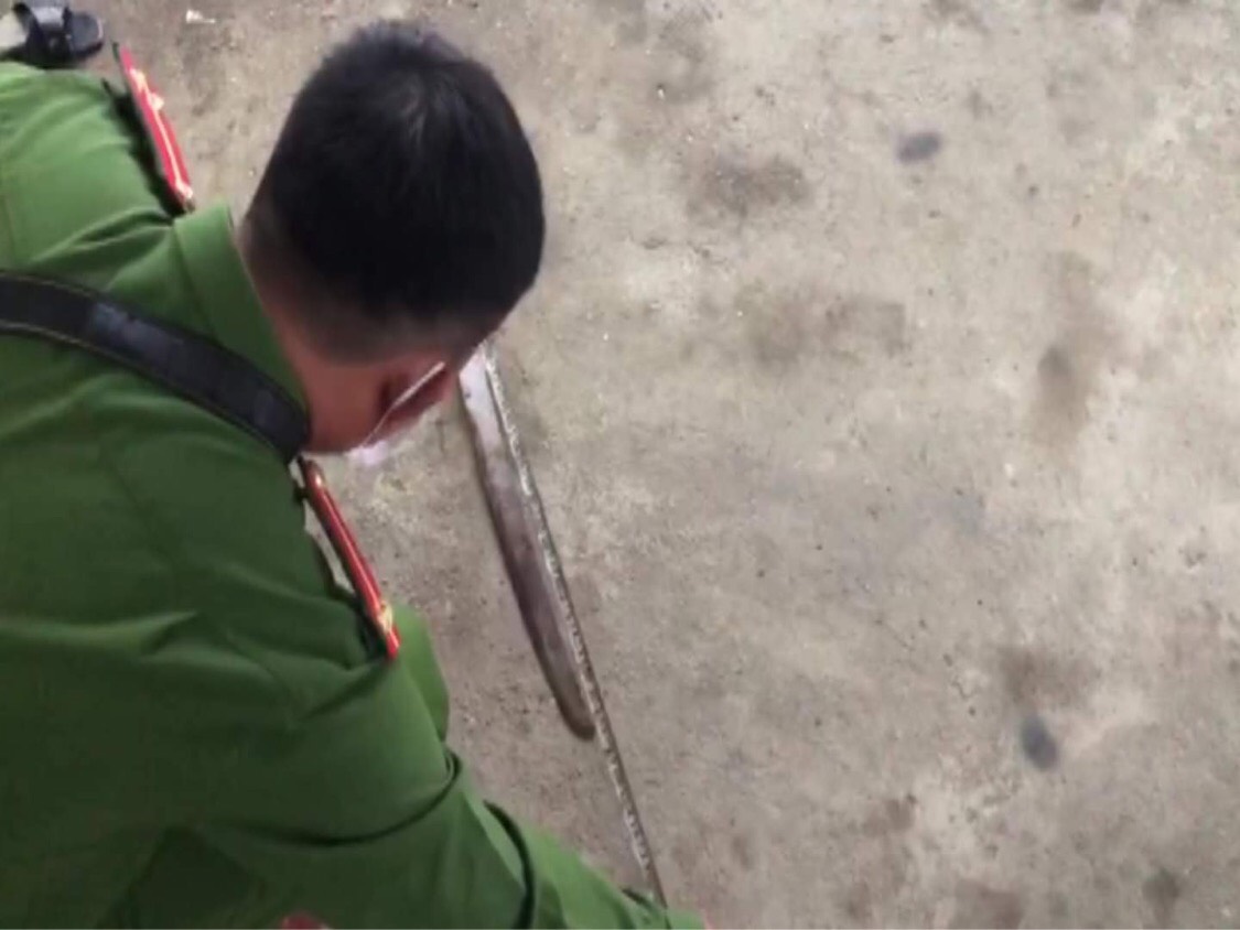 Bé 4 tuổi bị cậu vô tình ném dao trúng cổ tử vong - Ảnh 2. Bé 4 tuổi bị cậu vô tình ném dao trúng cổ tử vong - Ảnh 2.
