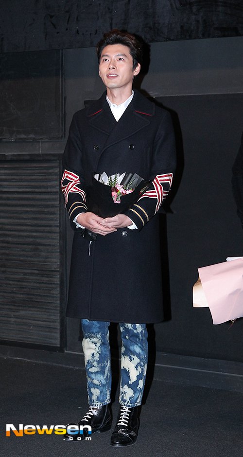 Lần đầu tiên, Hyun Bin bị chê tan nát vì ăn mặc dị hợm đi họp báo phim, fan còn tưởng mượn đồ của Son Ye Jin - Ảnh 2.