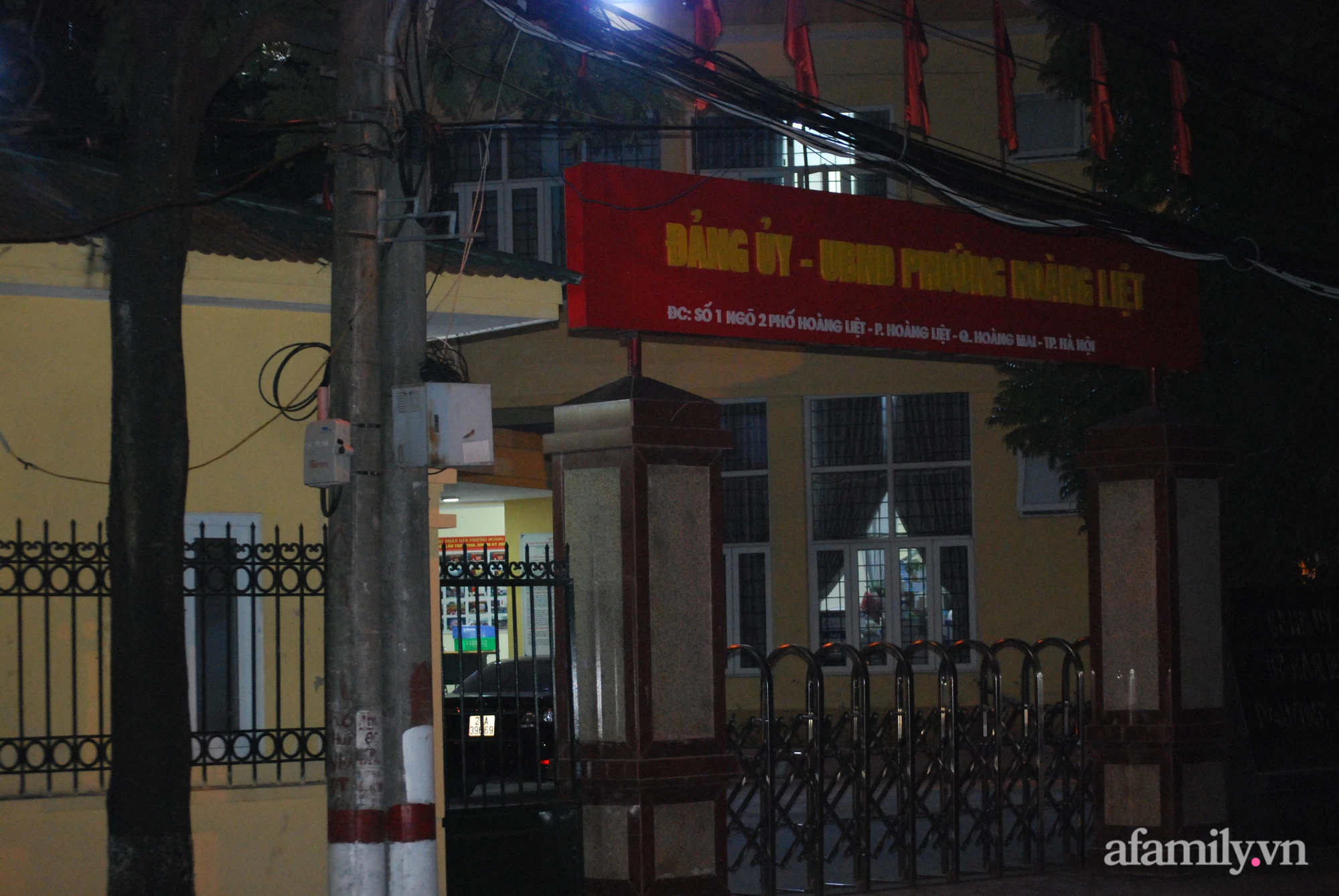 Hà Nội: Tạm đóng cửa UBND phường, phong tỏa khu gia đình một cán bộ dương tính SARS-COV-2 - Ảnh 1.