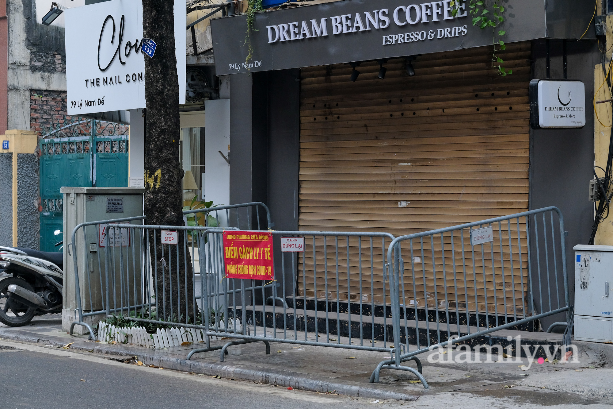 Sau ngày số ca mắc Covid-19 tăng kỉ lục, hàng loạt quán ăn, cà phê ở phố cổ Hà Nội bị phong tỏa - Ảnh 2.