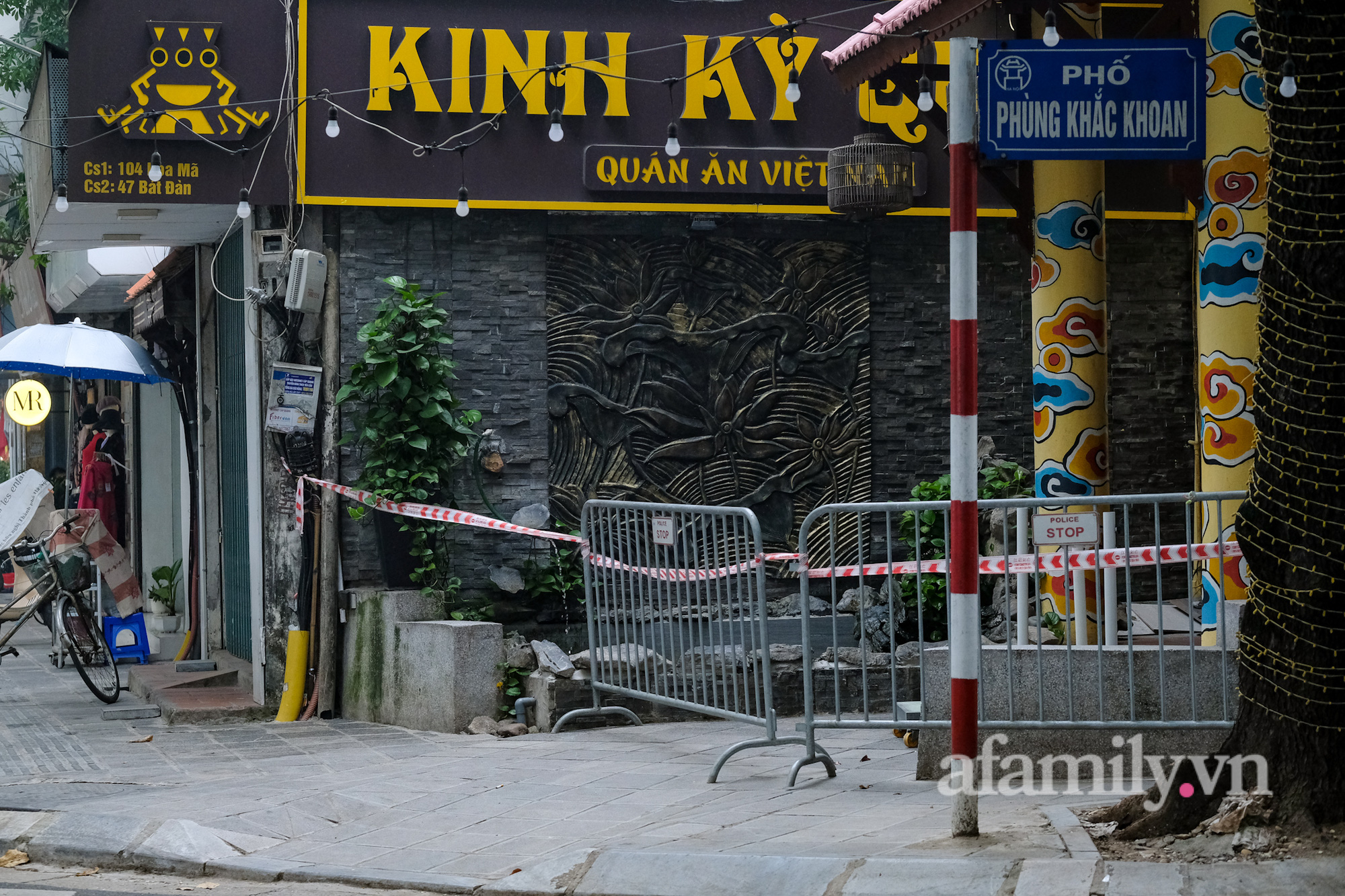 Sau ngày số ca mắc Covid-19 tăng kỉ lục, hàng loạt quán ăn, cà phê ở phố cổ Hà Nội bị phong tỏa - Ảnh 5.