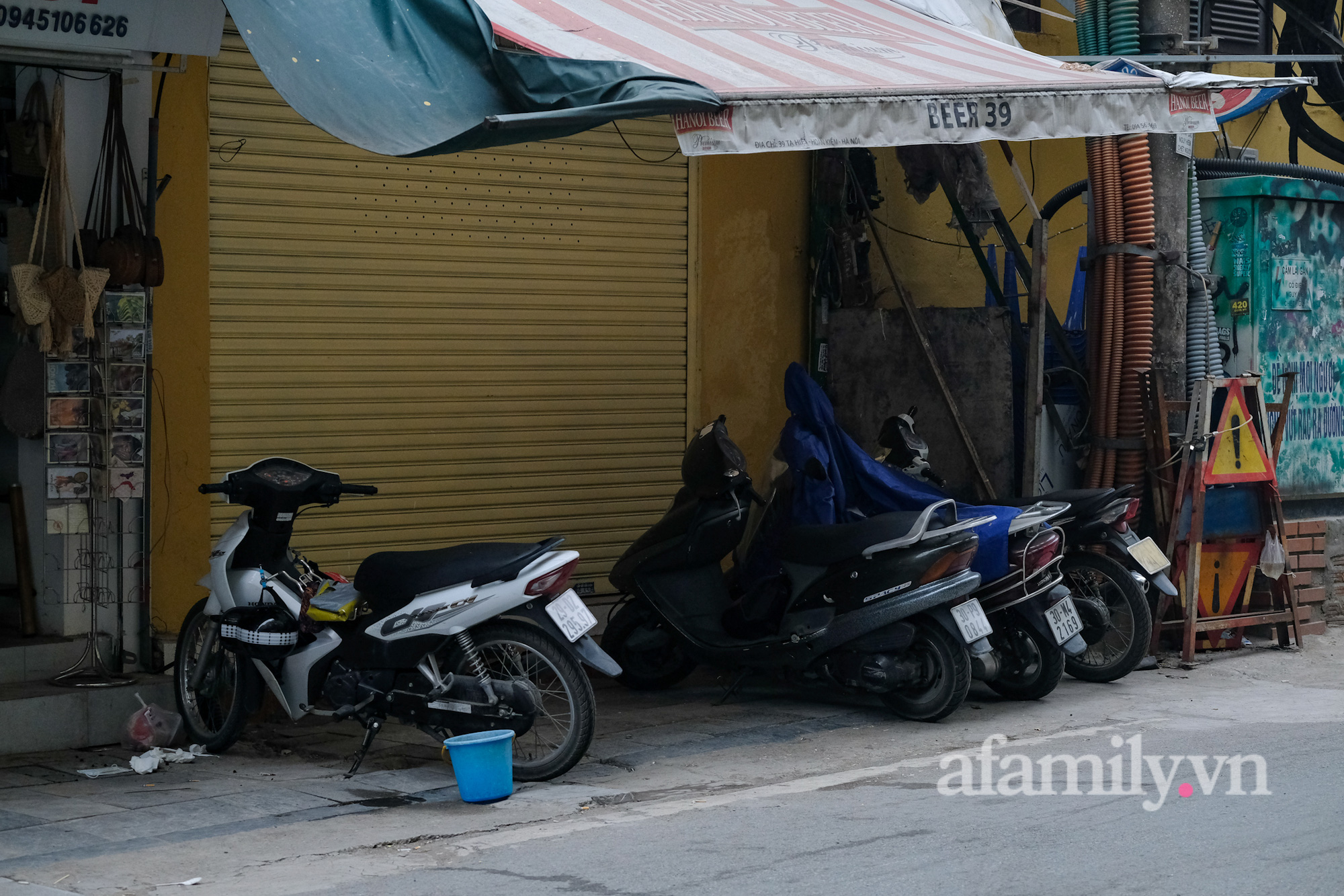 Sau ngày số ca mắc Covid-19 tăng kỉ lục, hàng loạt quán ăn, cà phê ở phố cổ Hà Nội bị phong tỏa - Ảnh 1.