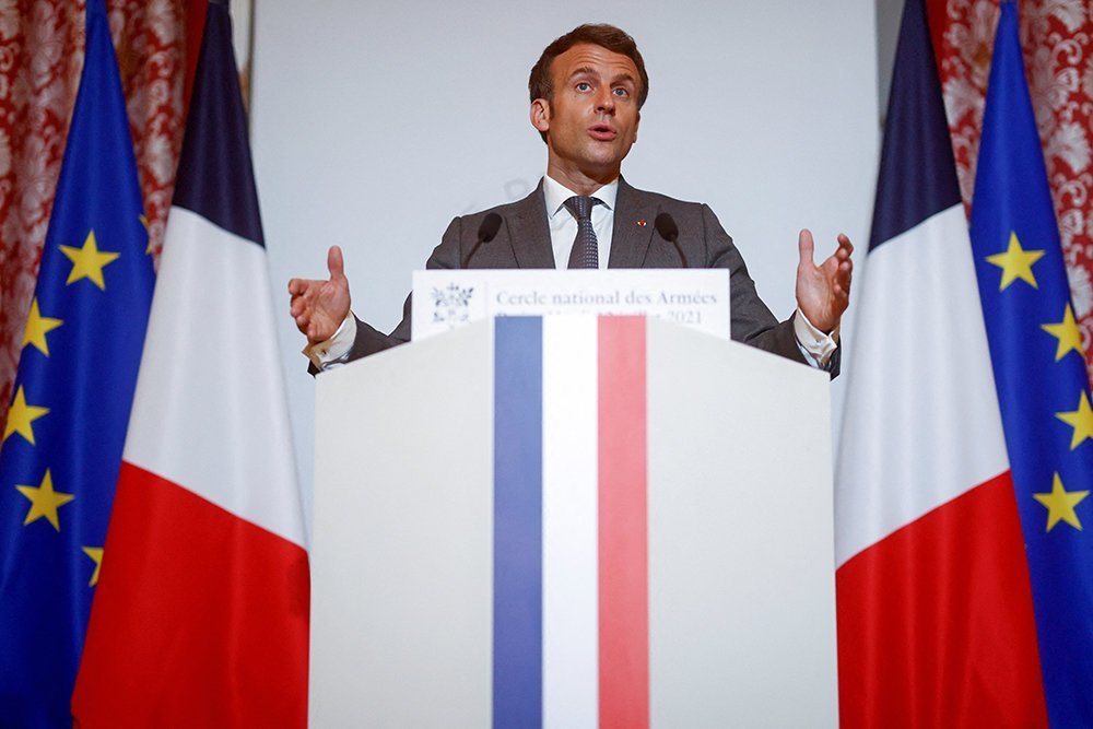 Tổng thống Macron quyết định thay đổi màu quốc kỳ Pháp - Ảnh 1.