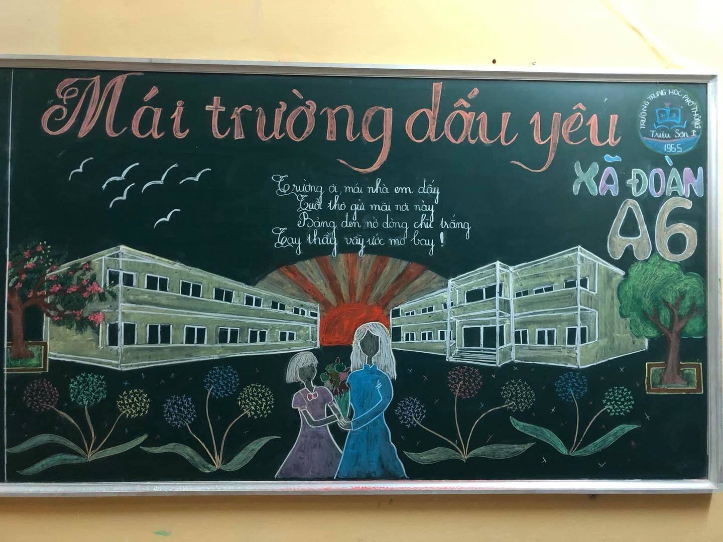 Những 'siêu phẩm' báo tường 20/11 thực hiện trên bảng đen khiến ai nấy trầm trồ - Ảnh 18.