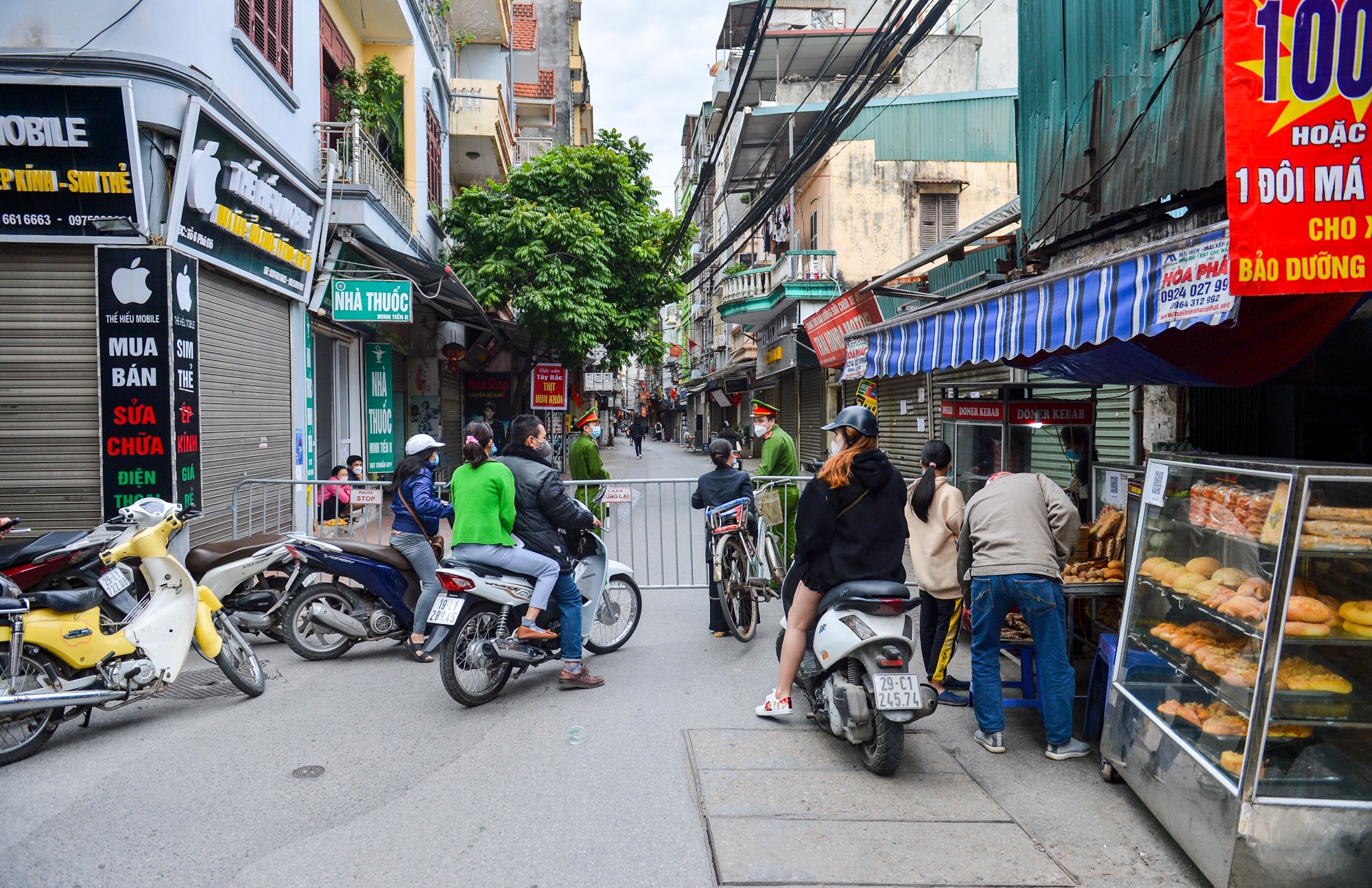 Nguy cơ bùng phát Covid-19 ở Hà Nội - Ảnh 1. Nguy cơ bùng phát Covid-19 ở Hà Nội - Ảnh 1.