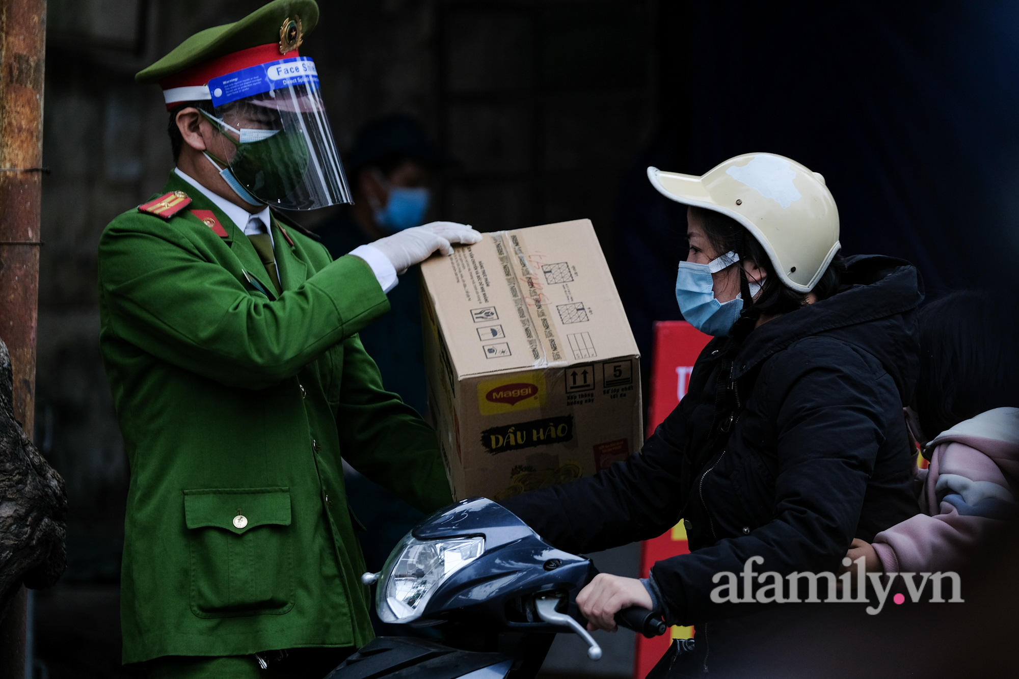 Hà Nội: Phường Giảng Võ dựng hàng rào tôn cao 2m ở nơi ghi nhận nhiều ca mắc Covid-19, lực lượng tình nguyện đi từng nhà gửi đồ tiếp tế cho dân - Ảnh 14.