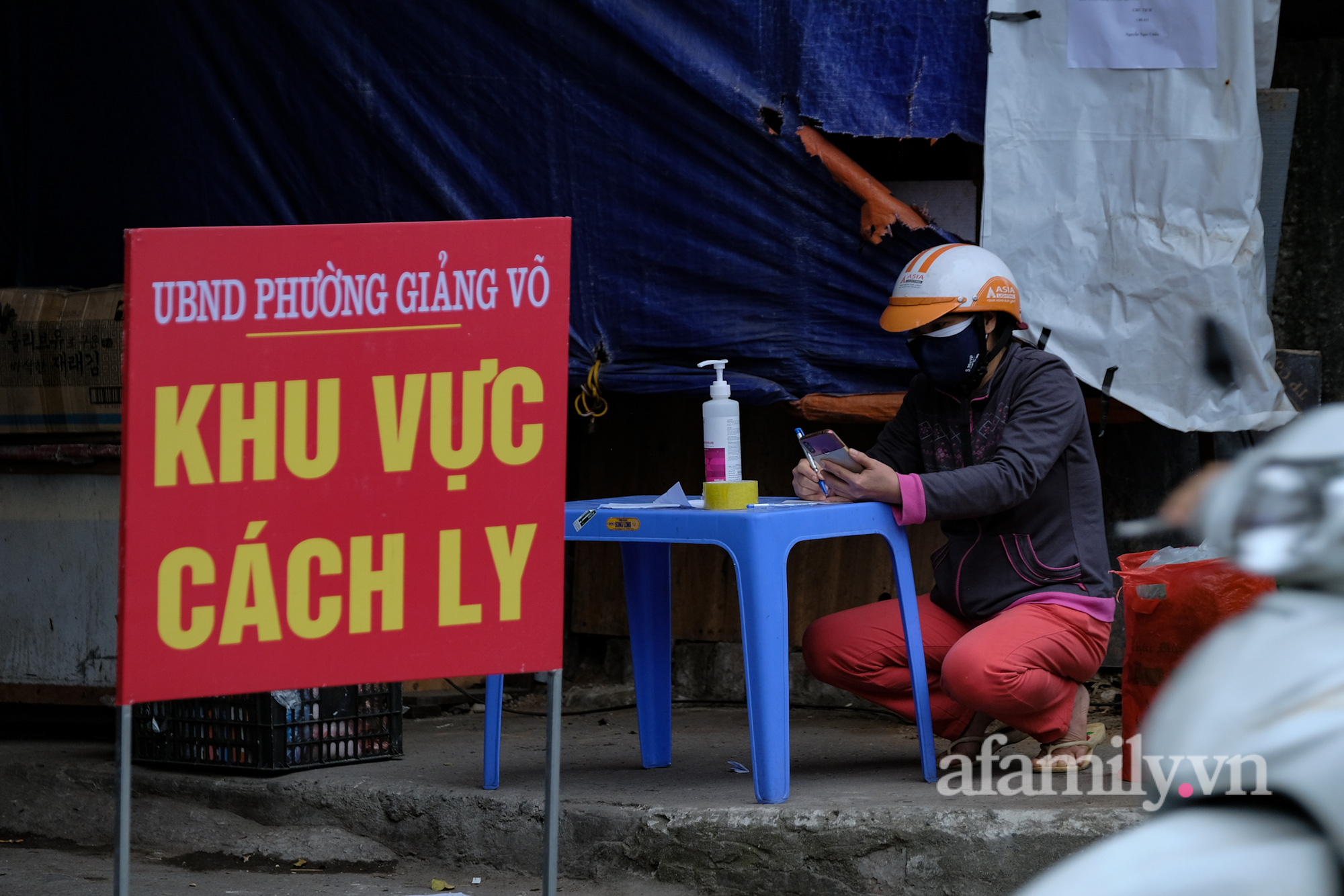 Hà Nội: Phường Giảng Võ dựng hàng rào tôn cao 2m ở nơi ghi nhận nhiều ca mắc Covid-19, lực lượng tình nguyện đi từng nhà gửi đồ tiếp tế cho dân - Ảnh 12.