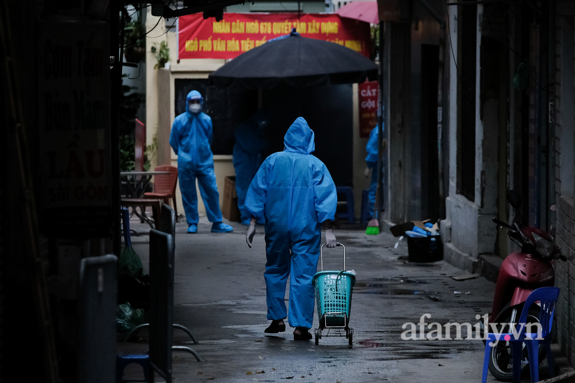 Hà Nội: Phường Giảng Võ dựng hàng rào tôn cao 2m ở nơi ghi nhận nhiều ca mắc Covid-19, lực lượng tình nguyện đi từng nhà gửi đồ tiếp tế cho dân - Ảnh 8.