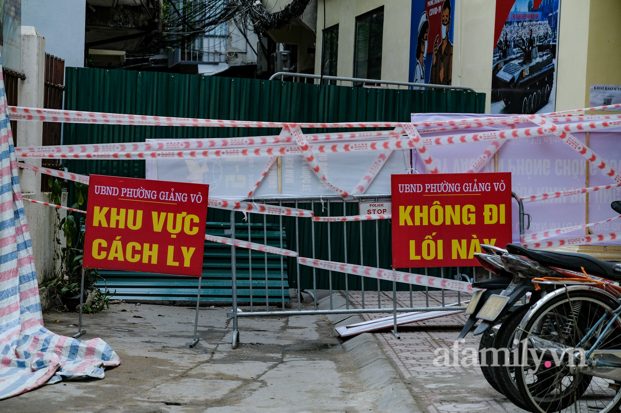 Hà Nội: Phường Giảng Võ dựng hàng rào tôn cao 2m ở nơi ghi nhận nhiều ca mắc Covid-19, lực lượng tình nguyện đi từng nhà gửi đồ tiếp tế cho dân - Ảnh 1.