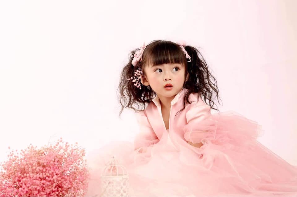 Bé gái mới xinh bị chê xấu xí, 4 năm sau bất ngờ trở thành mẫu nhí nổi tiếng, được gọi là búp bê Việt Nam - Ảnh 7.