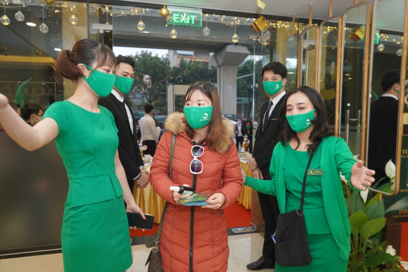 Mừng quốc tế phụ nữ, nhiều chị em được l&agrave;m đẹp miễn ph&iacute; 100% - Ảnh 1.
