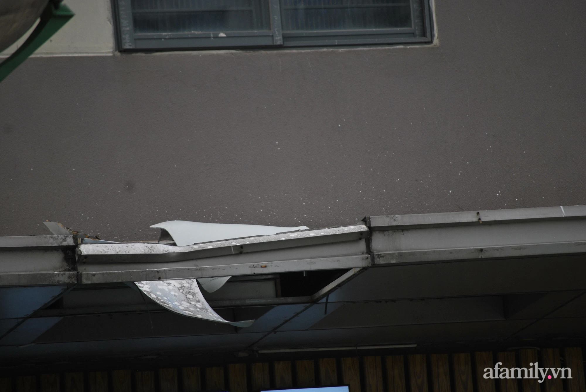 Hà Nội: Một người tử vong sau khi rơi thủng mái hiên tòa nhà chung cư - Ảnh 1.