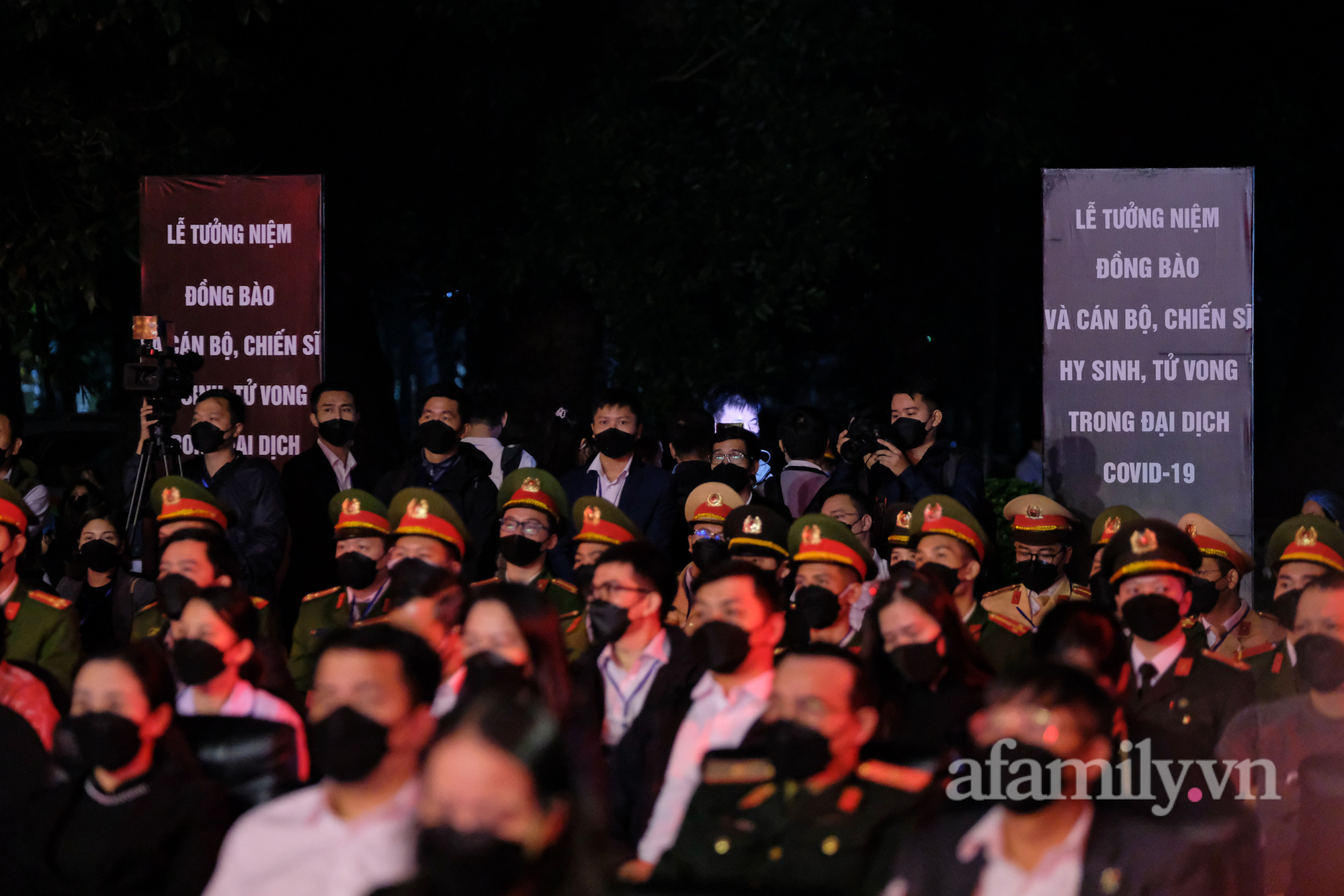 Lễ tưởng niệm 23.476 đồng bào mất vì COVID-19: Lãnh đạo Đảng, Nhà nước dâng hoa, thắp nến tưởng niệm tại Hà Nội - Ảnh 3.
