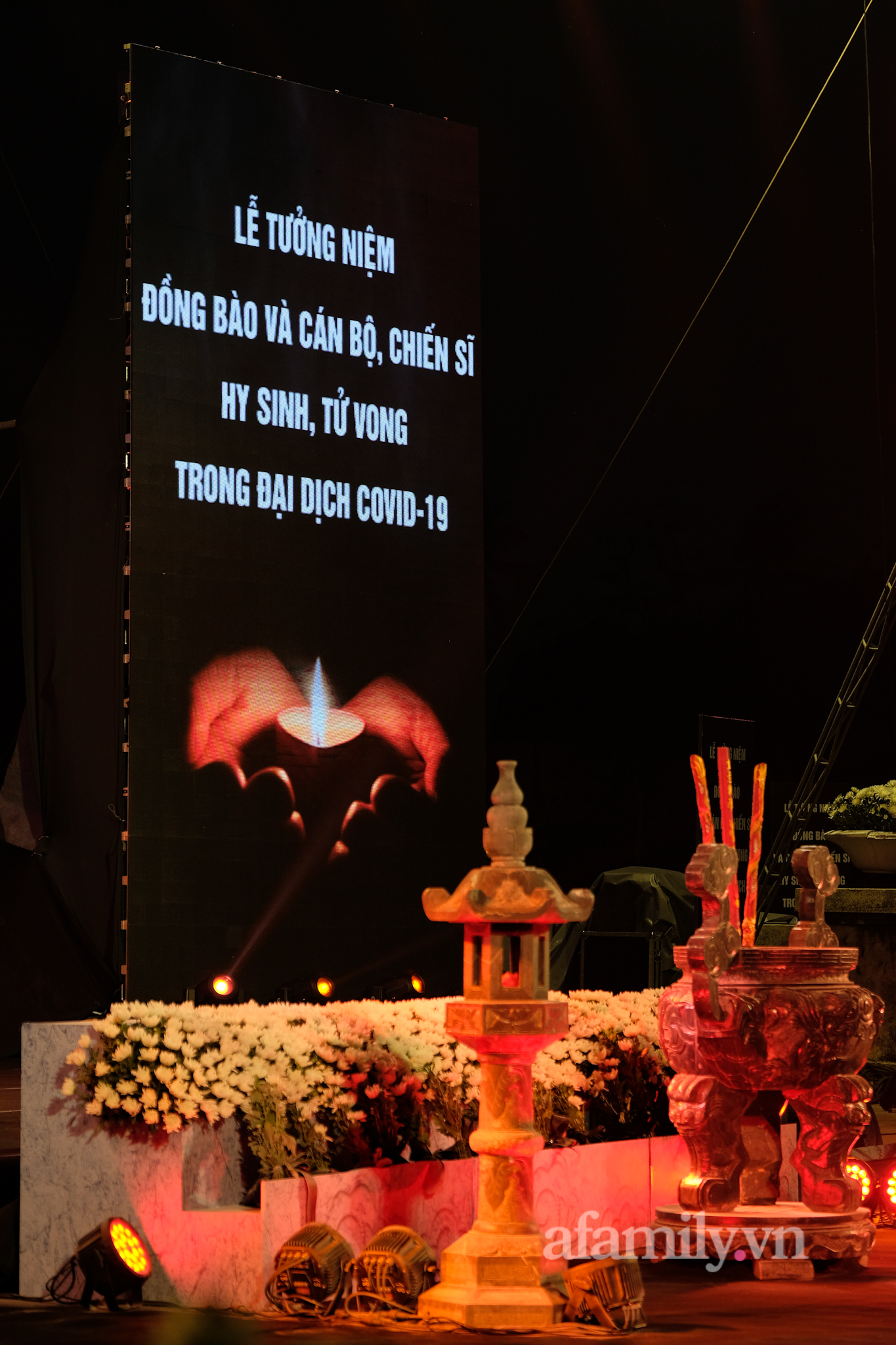 Lễ tưởng niệm 23.476 đồng bào mất vì COVID-19: Lãnh đạo Đảng, Nhà nước dâng hoa, thắp nến tưởng niệm tại Hà Nội - Ảnh 2.