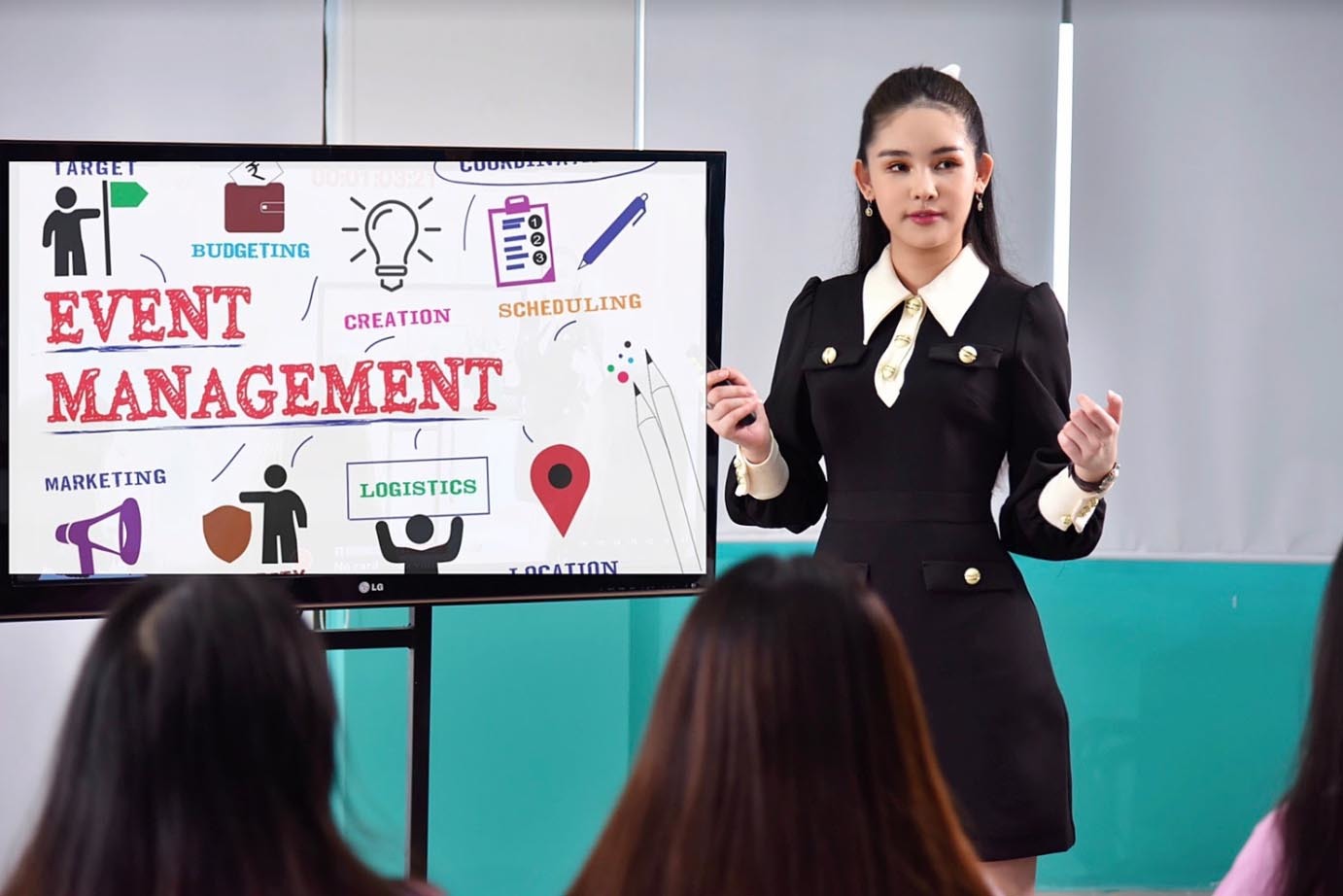 3 cô giáo trẻ - đẹp - giỏi của showbiz Việt: Người xuất sắc từ thời học sinh, người dùng học vấn 