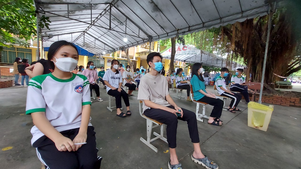 Ngày 22-11, TP HCM tiêm vắc-xin ngừa Covid-19 mũi 2 cho trẻ từ 12-17 tuổi - Ảnh 1. Ngày 22-11, TP HCM tiêm vắc-xin ngừa Covid-19 mũi 2 cho trẻ từ 12-17 tuổi - Ảnh 1.