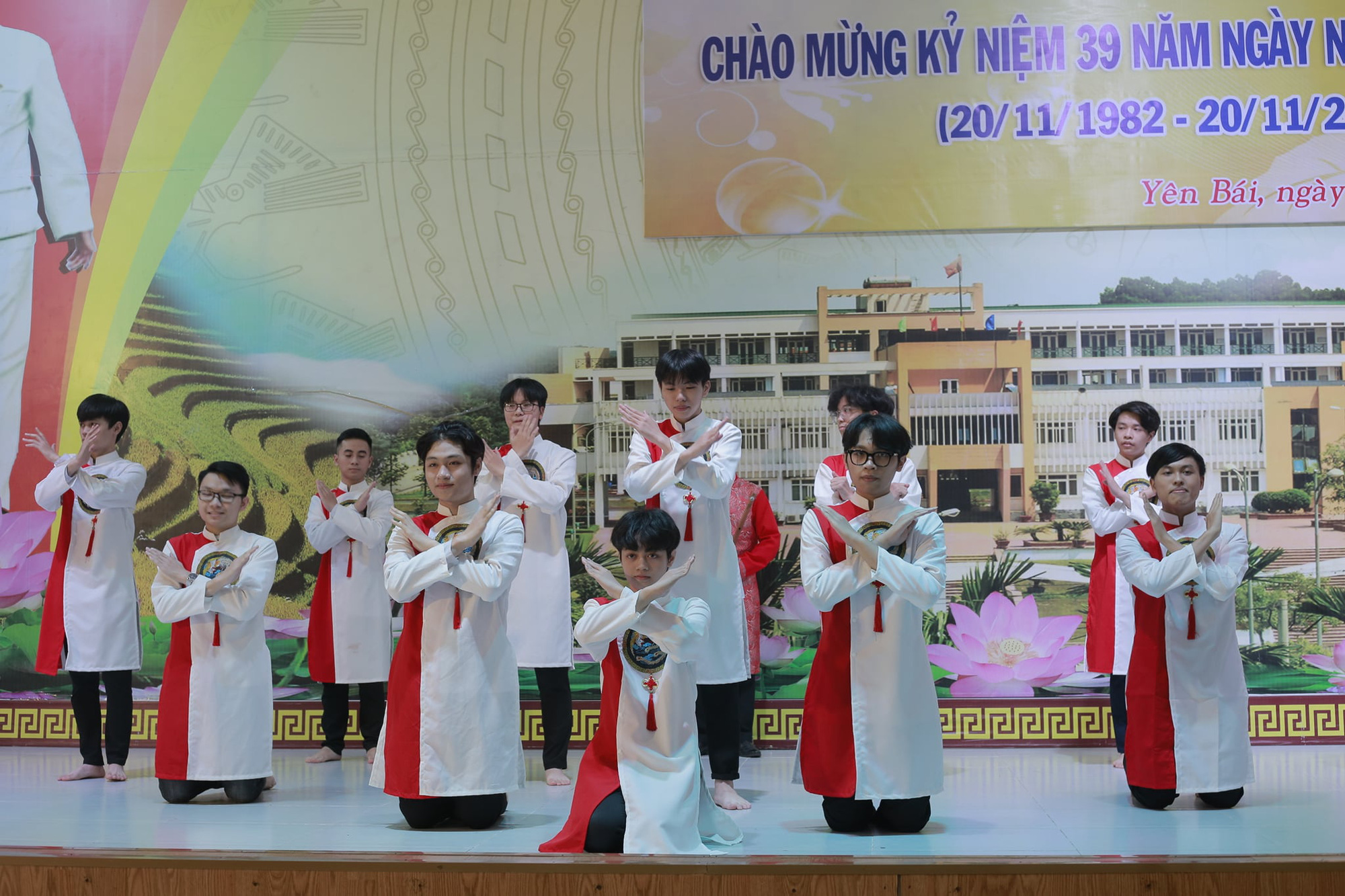 CẬP NHẬT cả nước chào mừng ngày Nhà giáo Việt Nam 20/11: Nhiều nơi tổ chức online, không khí vẫn siêu rộn ràng - Ảnh 10. CẬP NHẬT cả nước chào mừng ngày Nhà giáo Việt Nam 20/11: Nhiều nơi tổ chức online, không khí vẫn siêu rộn ràng - Ảnh 10.
