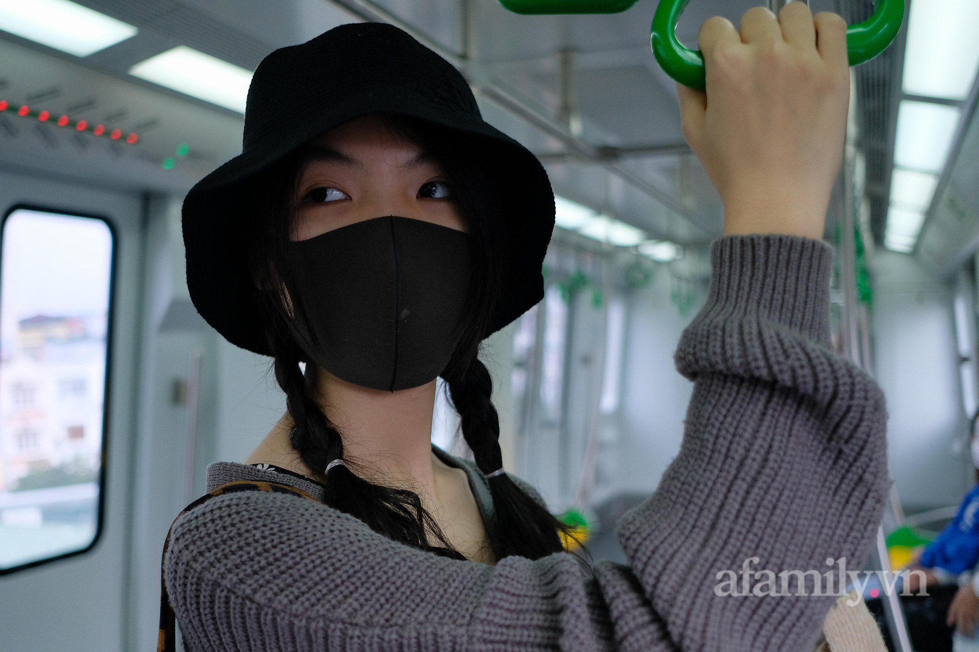 Ngày đầu tàu Cát Linh - Hà Đông thu vé: &quot;Đi miễn phí rồi, giờ chúng tôi thử bỏ tiền để trải nghiệm xem nó thế nào&quot; - Ảnh 16.