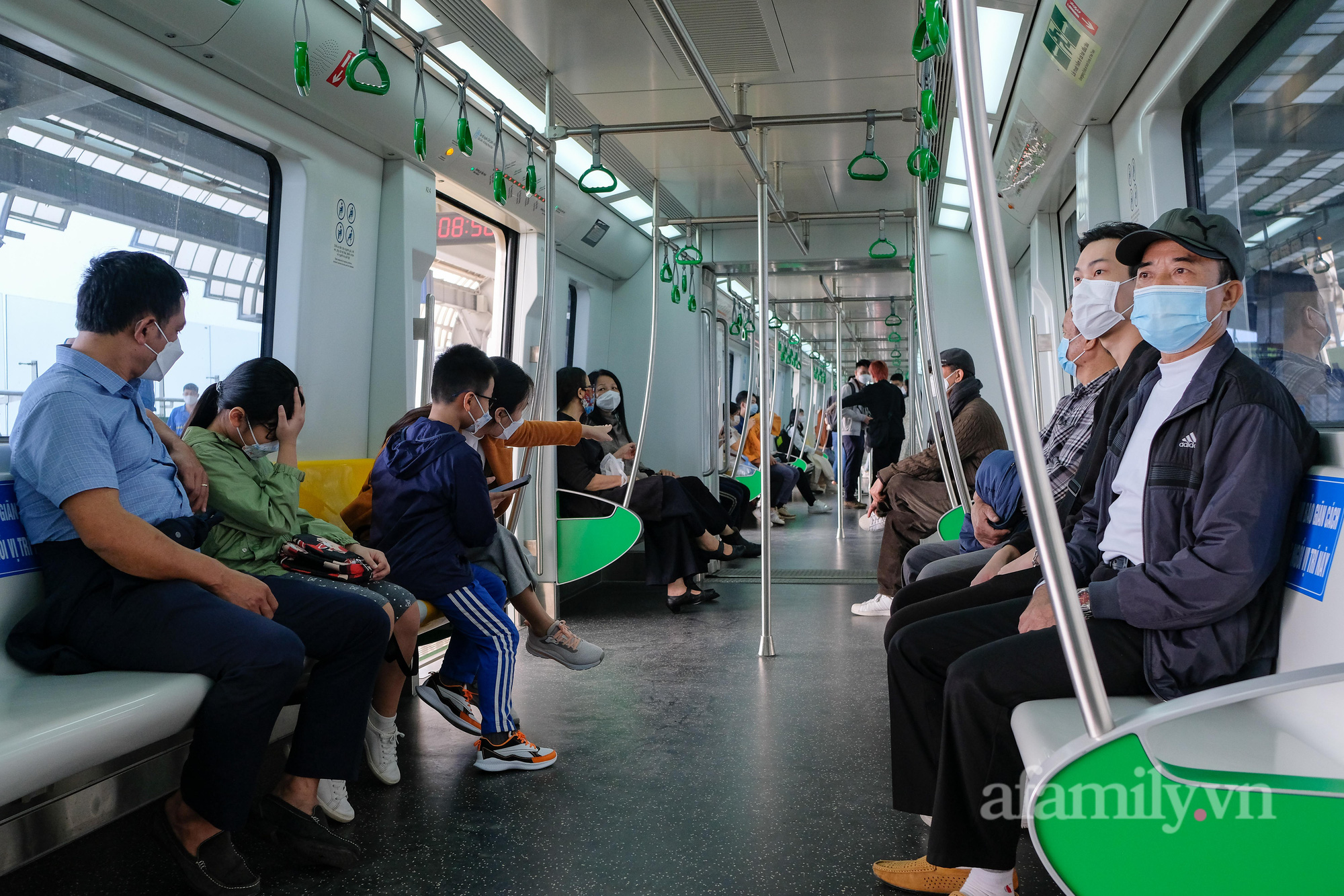 Ngày đầu tàu Cát Linh - Hà Đông thu vé: &quot;Đi miễn phí rồi, giờ chúng tôi thử bỏ tiền để trải nghiệm xem nó thế nào&quot; - Ảnh 10.