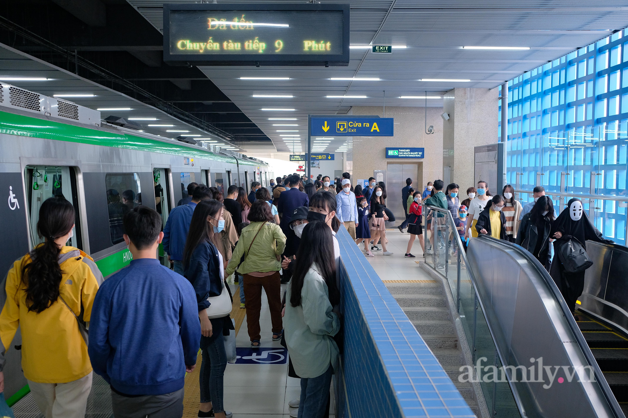 Ngày đầu tàu Cát Linh - Hà Đông thu vé: 