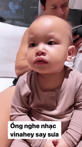 Biểu cảm say sưa "thưởng thức" tivi của Leon nhà Hồ Ngọc Hà khiến ai nấy đều không nhịn được cười - Ảnh 2.