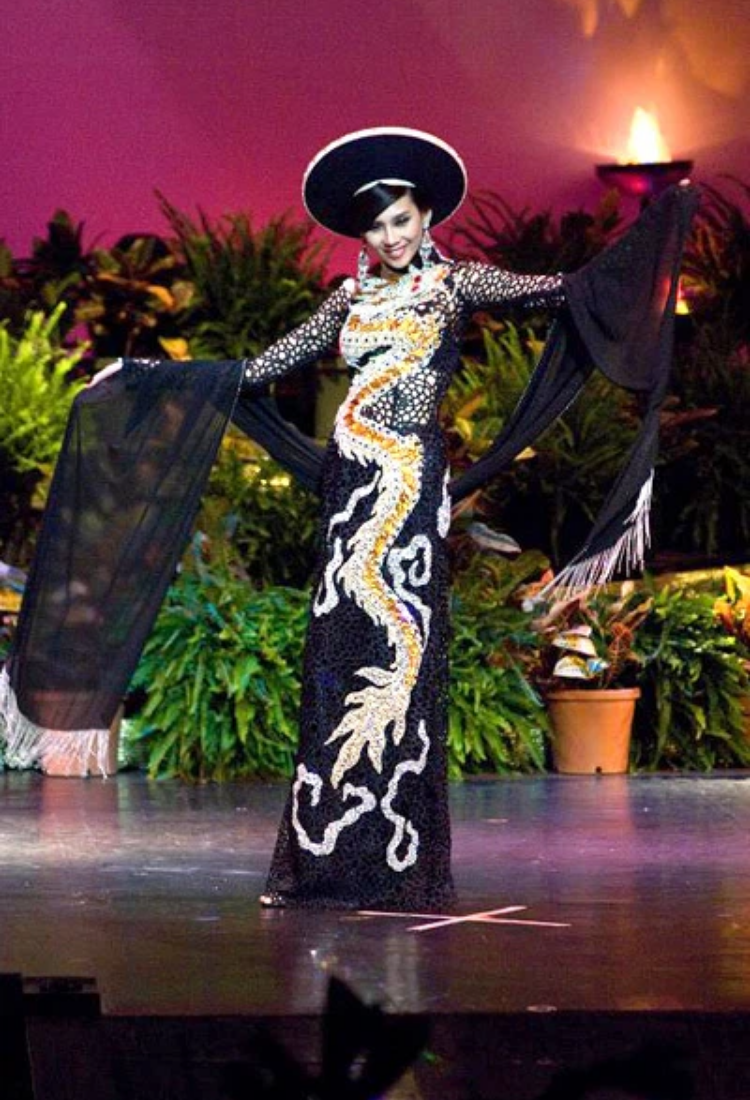 Trang phục dân tộc của người đẹp Việt đi thi Miss Universe: Kim Duyên, HHen Niê chắc suất ghi điểm, nhiều người mặc áo dài đẹp nhưng an toàn quá - Ảnh 2.