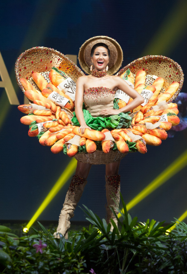 Trang phục dân tộc của người đẹp Việt đi thi Miss Universe: Kim Duyên, HHen Niê chắc suất ghi điểm, nhiều người mặc áo dài đẹp nhưng an toàn quá - Ảnh 9.