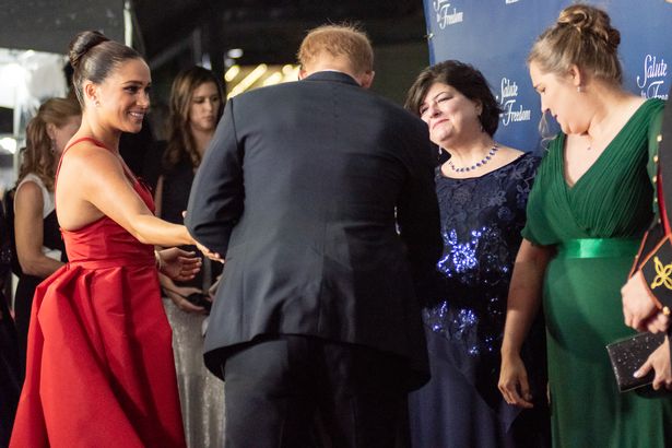 Phát hiện chi tiết gây sốc Meghan "đè đầu cưỡi cổ" chồng ngay tại sự kiện khiến Harry bị chê cười - Ảnh 3. Phát hiện chi tiết gây sốc Meghan "đè đầu cưỡi cổ" chồng ngay tại sự kiện khiến Harry bị chê cười - Ảnh 3.