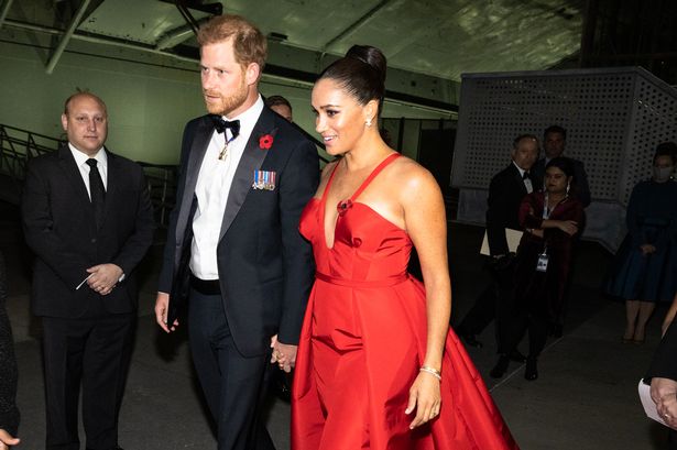 Phát hiện chi tiết gây sốc Meghan "đè đầu cưỡi cổ" chồng ngay tại sự kiện khiến Harry bị chê cười - Ảnh 2. Phát hiện chi tiết gây sốc Meghan "đè đầu cưỡi cổ" chồng ngay tại sự kiện khiến Harry bị chê cười - Ảnh 2.