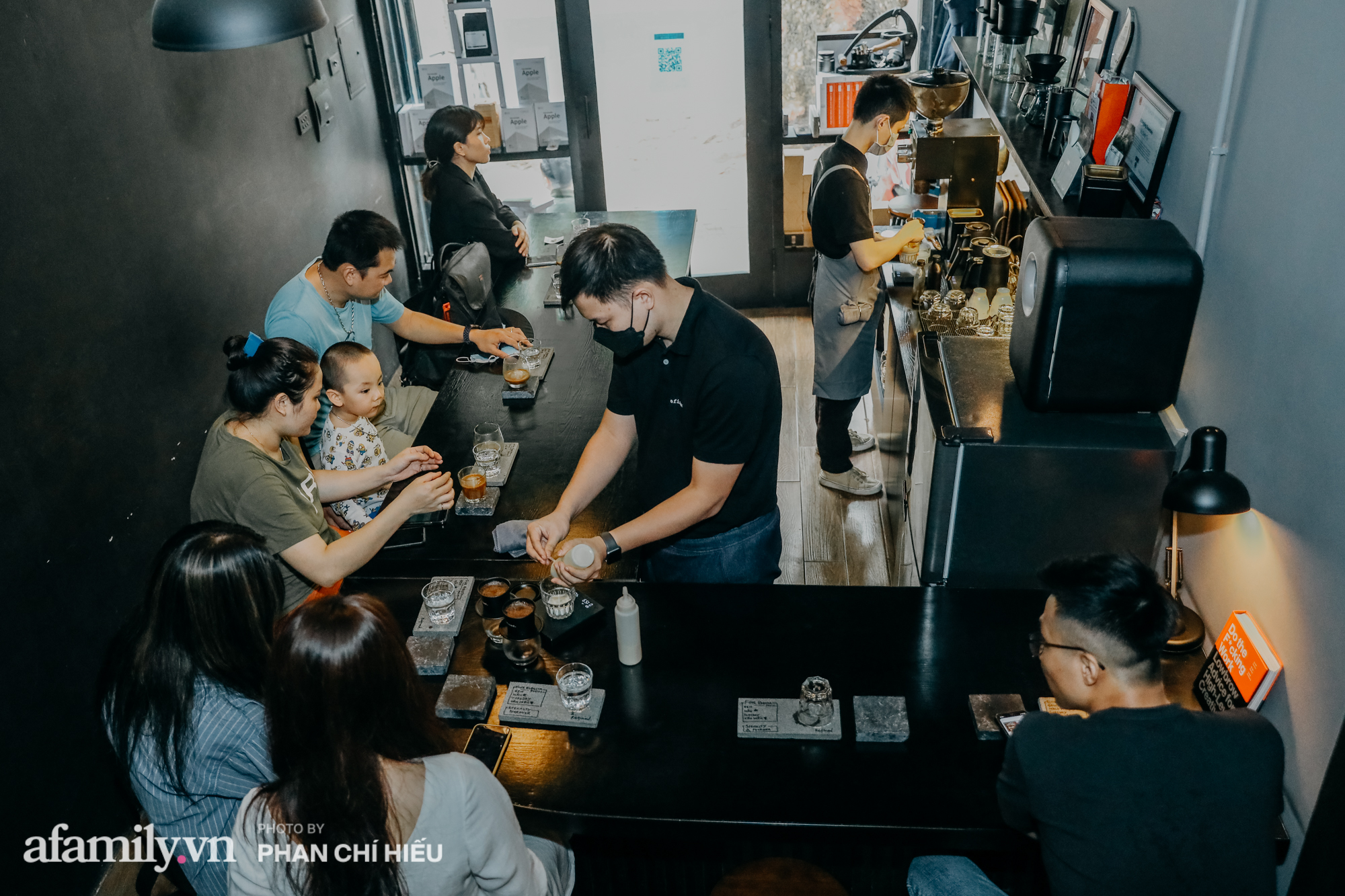 Quán cà phê trả tiền "tùy tâm trạng" ngay trên phố Văn Miếu, gồm 2 nhân viên với vỏn vẹn 8 chỗ ngồi - Ảnh 4.