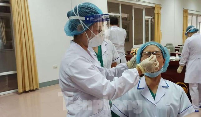 Dịch tiếp tục gia tăng, Nam Định lên kế hoạch tiêm 600.000 mũi vắc xin trong 1 tuần, cho F1 cách ly tại nhà - Ảnh 1.