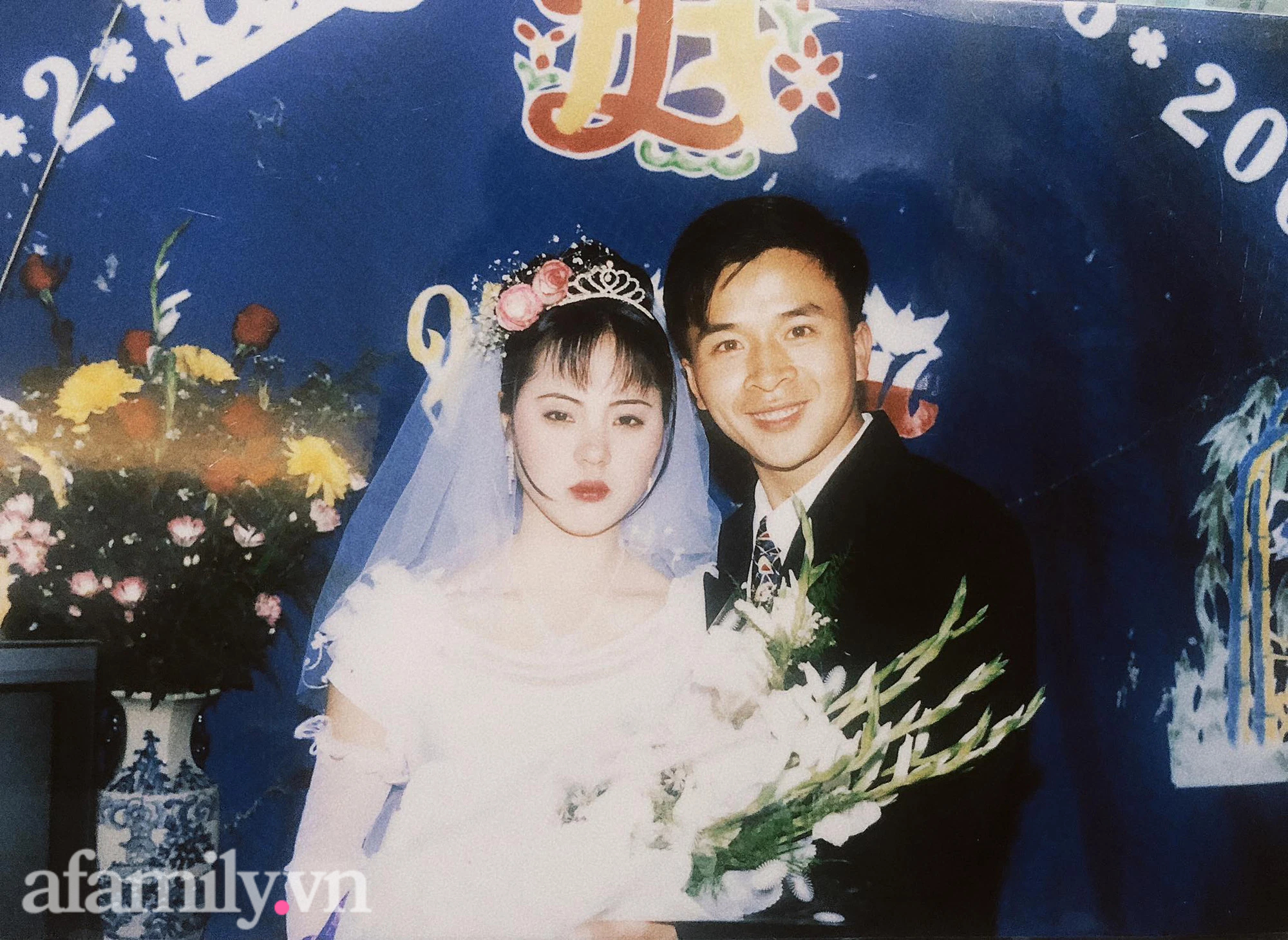 Những tấm ảnh cưới năm 2001 cặp trai tài gái sắc Hà Nội: Chiếc xe hoa đi mượn &quot;cho hoành tráng&quot; đến bí quyết hôn hạnh phúc suốt 20 năm! - Ảnh 6.