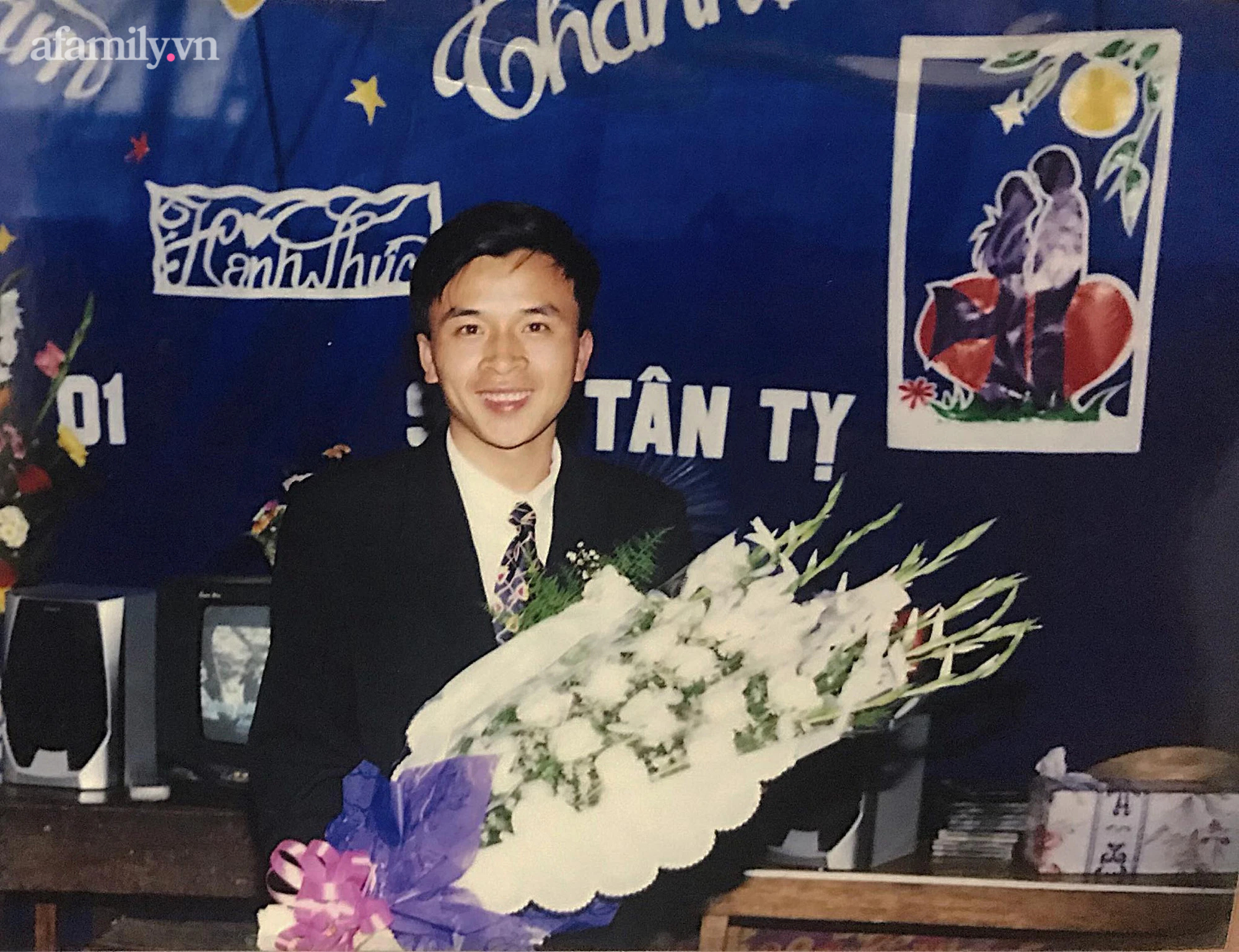 Những tấm ảnh cưới năm 2001 cặp trai tài gái sắc Hà Nội: Chiếc xe hoa đi mượn &quot;cho hoành tráng&quot; đến bí quyết hôn hạnh phúc suốt 20 năm! - Ảnh 4.
