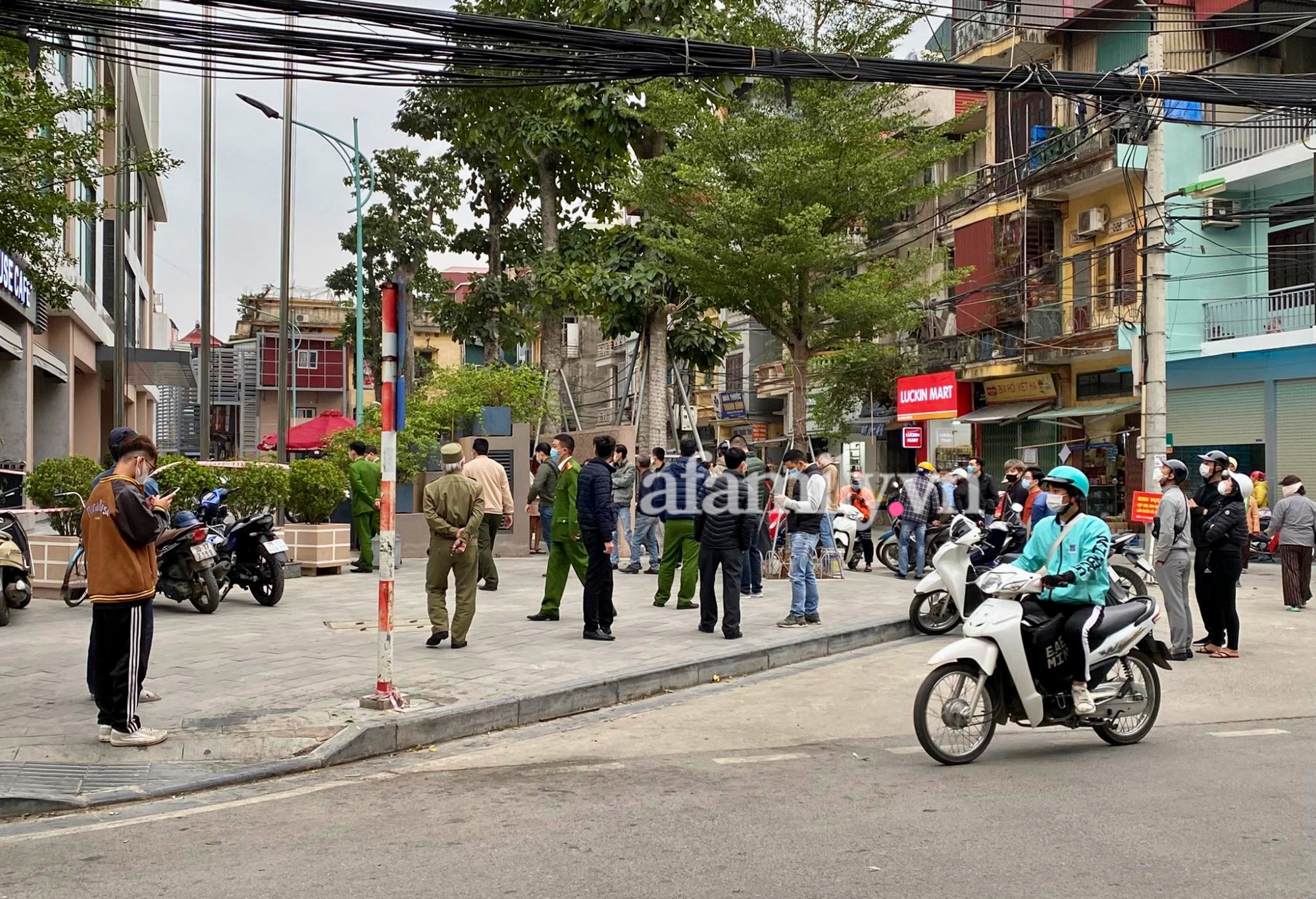 Hiện trường nơi cụ bà rơi tầng chung cư tử vong thương tâm - Ảnh 7. Hiện trường nơi cụ bà rơi tầng chung cư tử vong thương tâm - Ảnh 7.