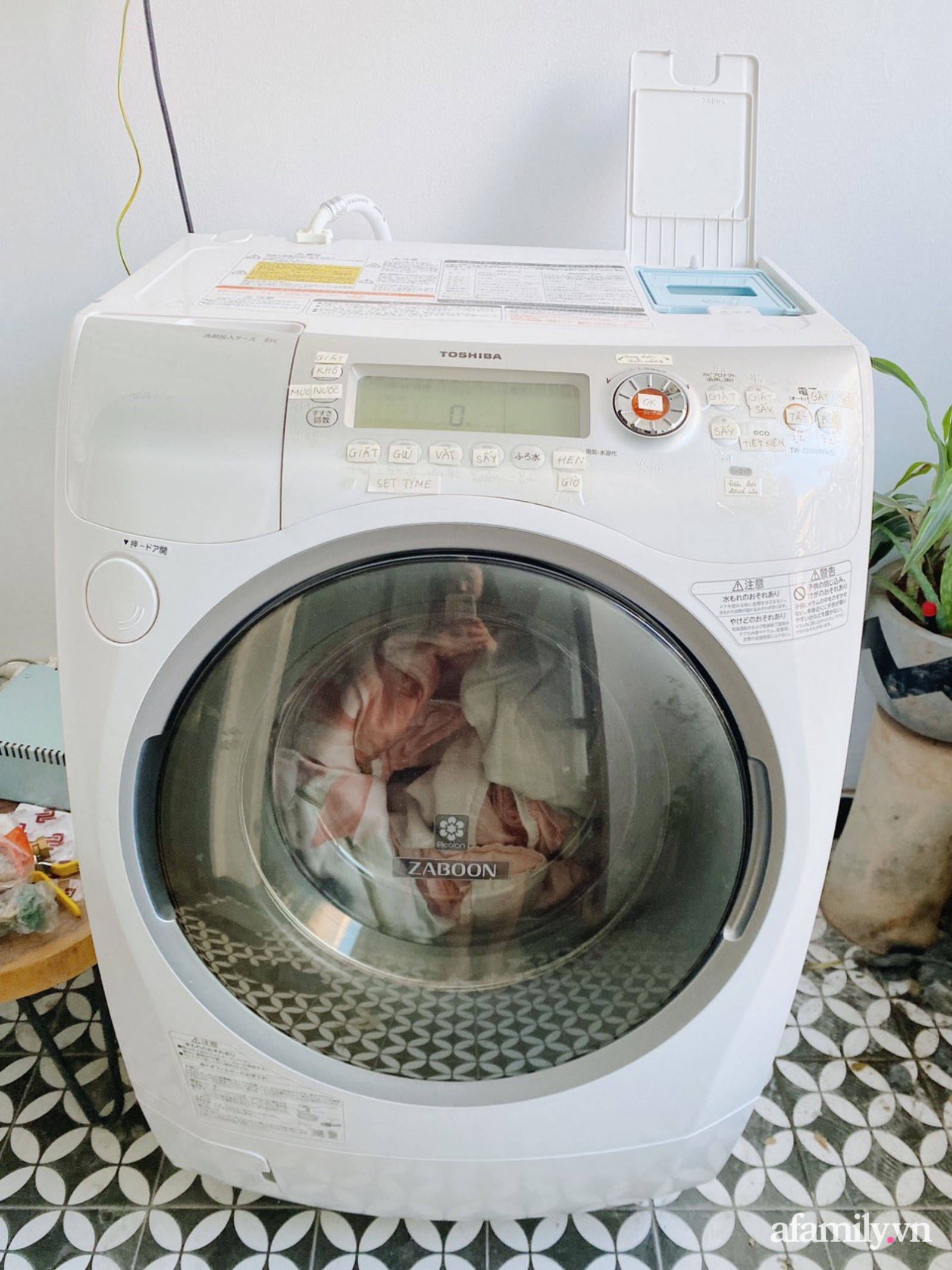 Mua máy giặt sấy hàng Nhật nội địa cũ, mẹ đảm ở Hà Nội bất ngờ vì chất lượng nhưng vẫn hoa mắt vì nút bấm toàn tiếng nước ngoài - Ảnh 1.