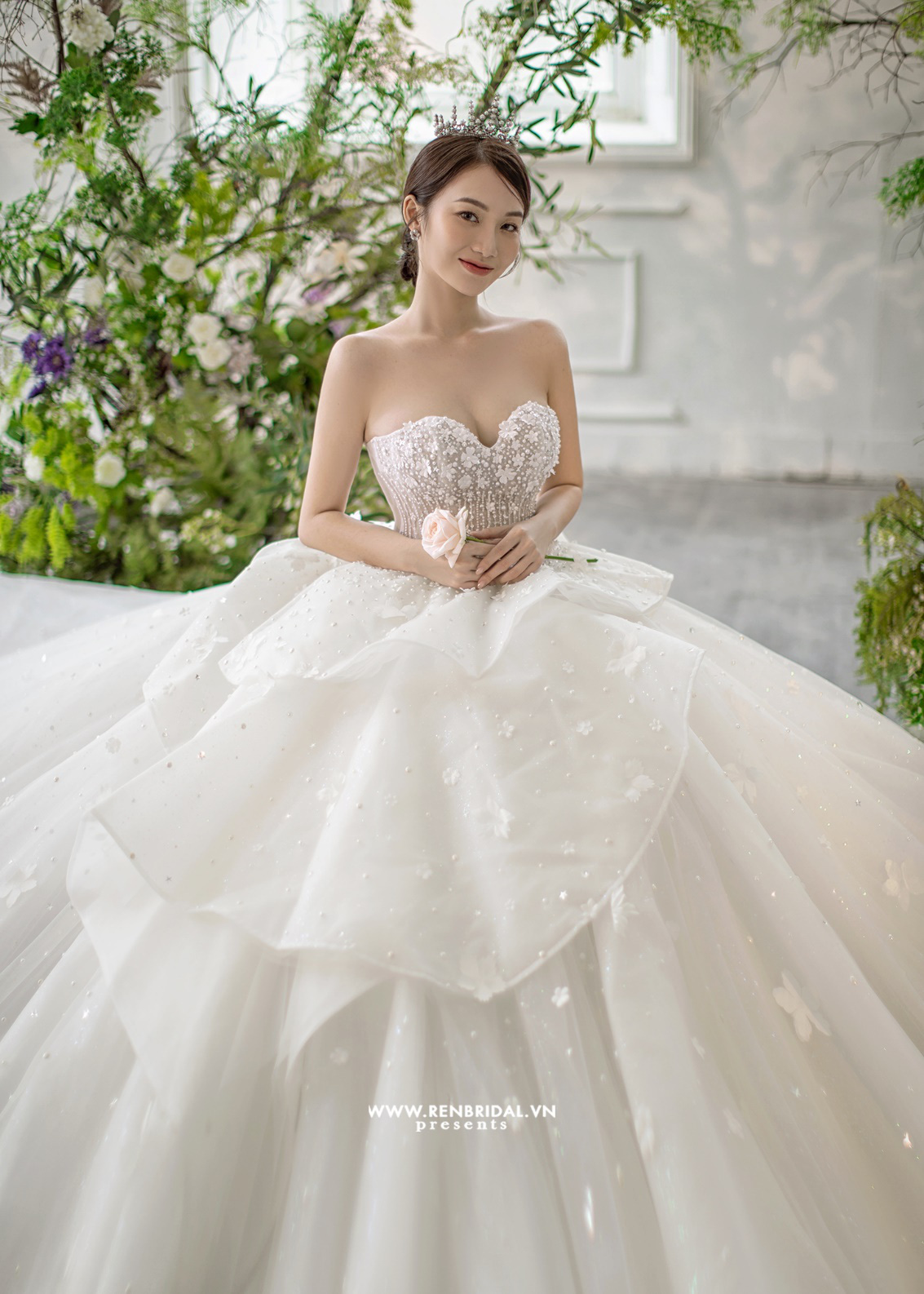 Phát mê những mẫu váy cưới công chúa từ thương hiệu Ren Bridal Studio - Ảnh 2.