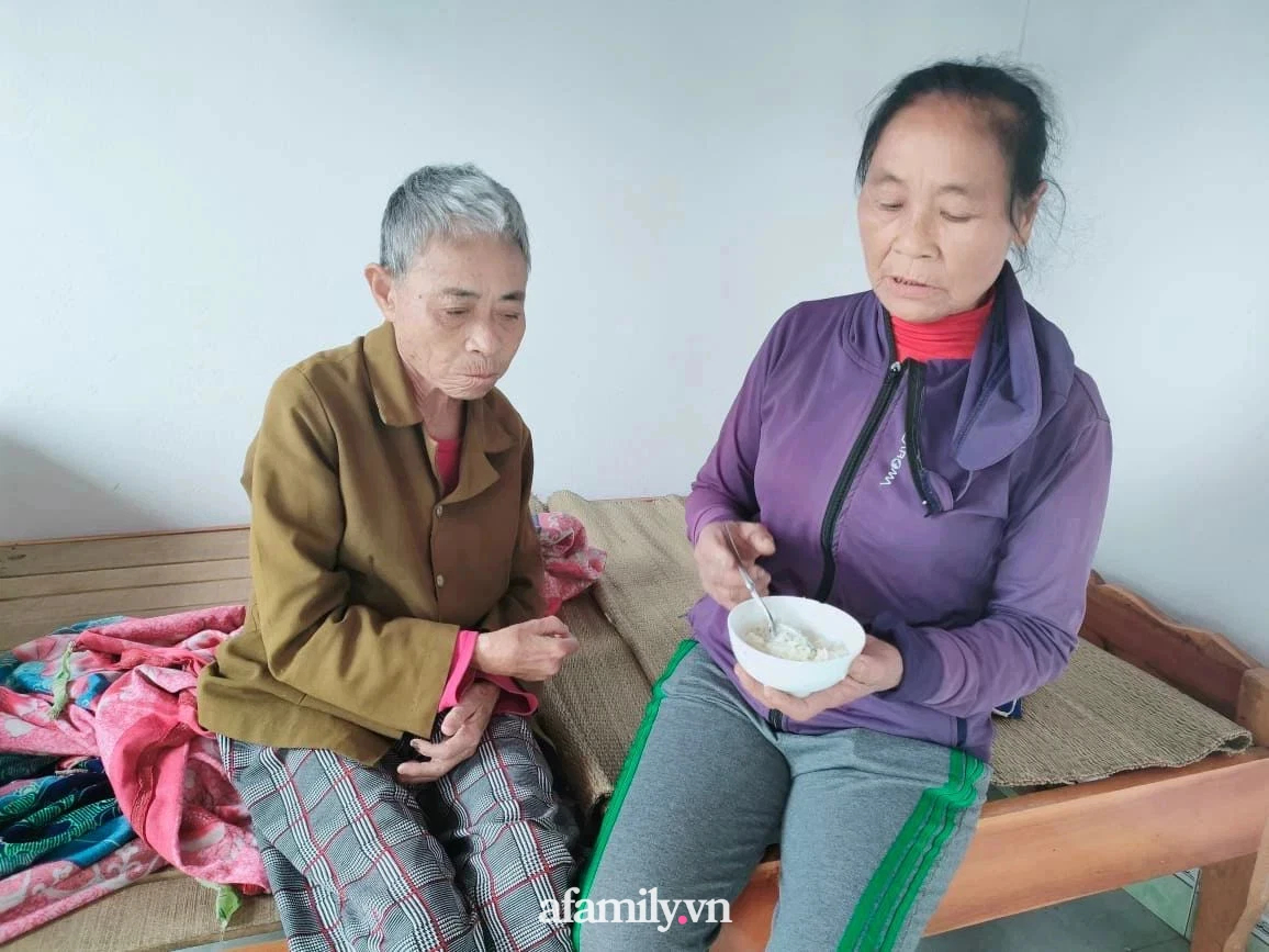 Thảm cảnh cụ bà không chồng con, thần kinh không ổn định, lay lắt sống trong ngày đông giá rét - Ảnh 8. Thảm cảnh cụ bà không chồng con, thần kinh không ổn định, lay lắt sống trong ngày đông giá rét - Ảnh 8.