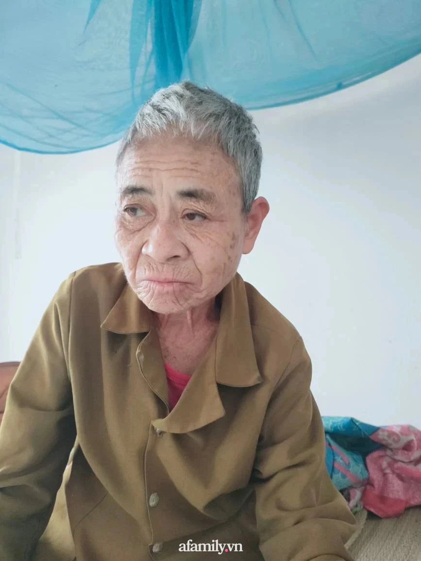 Thảm cảnh cụ bà không chồng con, thần kinh không ổn định, lay lắt sống trong ngày đông giá rét - Ảnh 2. Thảm cảnh cụ bà không chồng con, thần kinh không ổn định, lay lắt sống trong ngày đông giá rét - Ảnh 2.