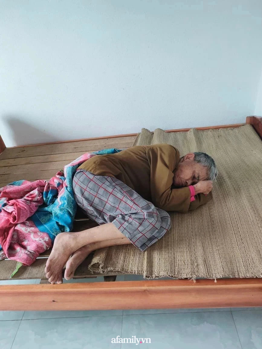 Thảm cảnh cụ bà không chồng con, thần kinh không ổn định, lay lắt sống trong ngày đông giá rét - Ảnh 1. Thảm cảnh cụ bà không chồng con, thần kinh không ổn định, lay lắt sống trong ngày đông giá rét - Ảnh 1.