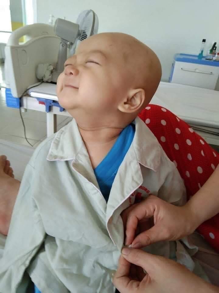 Nụ cười ngây thơ nhói lòng của em bé 2 tuổi mắc 2 căn bệnh ung thư: “Nguyên bé bỏng ơi, bố mẹ làm gì để giữ con lại bây giờ?” - Ảnh 3.